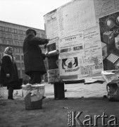 lata 50-te, Warszawa, Polska
Mężczyzna nakleja ogłoszenia na słup na skrzyżowaniu Nowego Światu i Alei Jerozolimskich przy rondzie de Gaulle’a. W głębi widać gmach Banku Gospodarstwa Krajowego (BGK, Al. Jerozolimskie 7)
Fot. Irena Jarosińska, zbiory Ośrodka KARTA