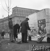 lata 50-te, Warszawa, Polska
Mężczyzna nakleja ogłoszenia na słup na skrzyżowaniu Nowego Światu i Alei Jerozolimskich przy rondzie de Gaulle’a. W głębi widać gmach Banku Gospodarstwa Krajowego (BGK, Al. Jerozolimskie 7)
Fot. Irena Jarosińska, zbiory Ośrodka KARTA