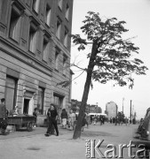 lata 50-te, Warszawa, Polska
Warszawiacy przechodzą obok kamienicy Aleje Jerozolimskie 28.
Fot. Irena Jarosińska, zbiory Ośrodka KARTA