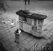 lata 50-te, Warszawa, Polska
Marek Jarosiński (syn Ireny Jarosińskiej) przy słupie ogłoszeniowym przy ul. Karowej.
Fot. Irena Jarosińska, zbiory Ośrodka KARTA