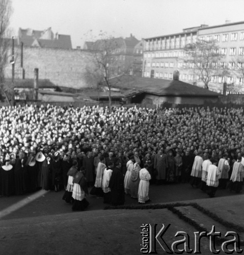 30.10.1955, Katowice, Polska.
Konsekracja Archikatedry Chrystusa Króla prowadzona przez ordynariusza częstochowskiego Zdzisława Golińskiego.
Fot. Irena Jarosińska, zbiory Ośrodka KARTA