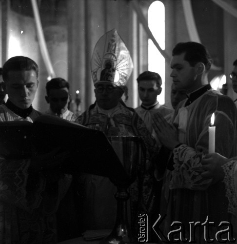30.10.1955, Katowice, Polska.
Konsekracja Archikatedry Chrystusa Króla prowadzona przez ordynariusza częstochowskiego Zdzisława Golińskiego.
Fot. Irena Jarosińska, zbiory Ośrodka KARTA
