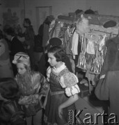 lata 50-te, Warszawa, Polska
Dzieci biorące udział w rewii na lodzie.
Fot. Irena Jarosińska, zbiory Ośrodka KARTA