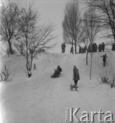 lata 50-te, Warszawa, Polska
Dzieci zjeżdżają na sankach
Fot. Irena Jarosińska, zbiory Ośrodka KARTA