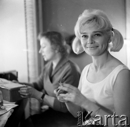 1960, Warszawa, Polska.
Aktorka Lucyna Winnicka w garderobie Teatru Dramatycznego przygotowująca się do roli Niemki w spektaklu 