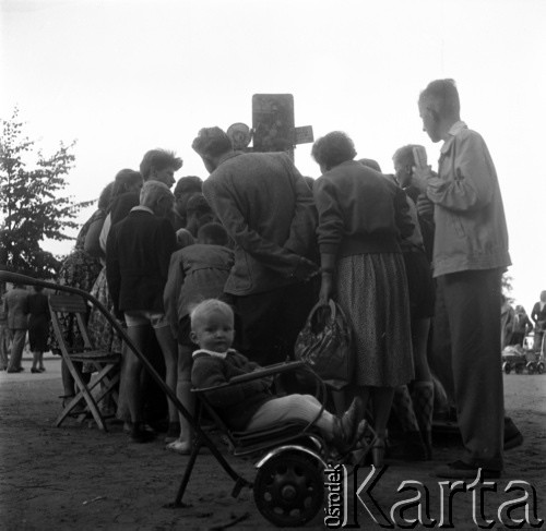Lata 50. lub 60., Sopot, Polska.
Kino objazdowe.
Fot. Irena Jarosińska, zbiory Ośrodka KARTA 
