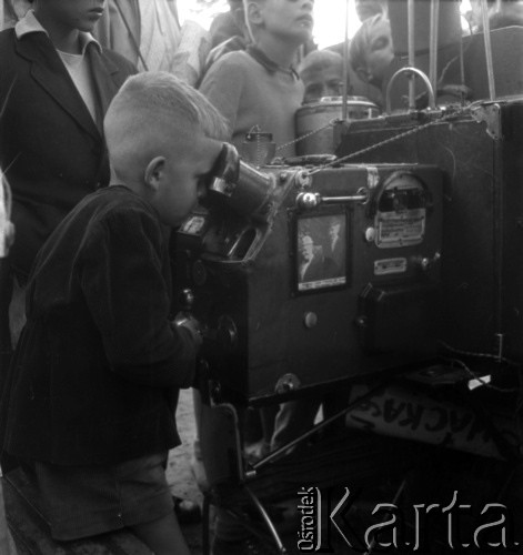 Lata 50. lub 60., Sopot, Polska.
Kino objazdowe.
Fot. Irena Jarosińska, zbiory Ośrodka KARTA