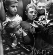 Lata 50. lub 60., Sopot, Polska.
Kino objazdowe.
Fot. Irena Jarosińska, zbiory Ośrodka KARTA