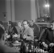 Lata 50. lub 60., Polska.
Spotkanie.
Fot. Irena Jarosińska, zbiory Ośrodka KARTA