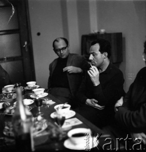 Lata 50. lub 60., Polska.
Spotkanie z reżyserem Andrzejem Munkiem (w środku).
Fot. Irena Jarosińska, zbiory Ośrodka KARTA