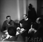 Lata 50. lub 60., Polska.
Spotkanie z reżyserem Andrzejem Munkiem (w prawym, dolnym rogu).
Fot. Irena Jarosińska, zbiory Ośrodka KARTA