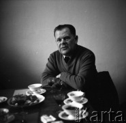 Lata 60., Polska.
Spotkanie z reżyserem Andrzejem Munkiem.
Fot. Irena Jarosińska, zbiory Ośrodka KARTA