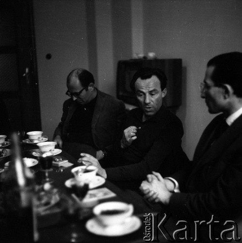 Lata 60., Polska.
Spotkanie z reżyserem Andrzejem Munkiem (w środku).
Fot. Irena Jarosińska, zbiory Ośrodka KARTA