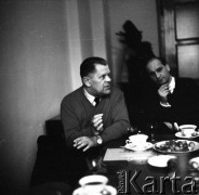 Lata 50. lub 60., Polska.
Spotkanie z reżyserem Andrzejem Munkiem.
Fot. Irena Jarosińska, zbiory Ośrodka KARTA