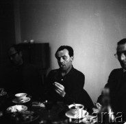 Lata 50. lub 60., Polska.
Spotkanie z reżyserem Andrzejem Munkiem (w środku).
Fot. Irena Jarosińska, zbiory Ośrodka KARTA