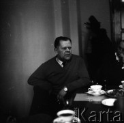 Lata 50. lub 60., Polska.
Spotkanie z reżyserem Andrzejem Munkiem.
Fot. Irena Jarosińska, zbiory Ośrodka KARTA