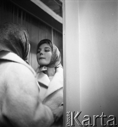 Lata 50. lub 60., Polska.
Przystanek ekipy filmowej z ZSRR w Polsce w drodze powrotnej z Nowego Jorku do Moskwy.
Fot. Irena Jarosińska, zbiory Ośrodka KARTA
