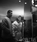Lata 50. lub 60., Polska.
Przystanek ekipy filmowej z ZSRR w Polsce w drodze powrotnej z Nowego Jorku do Moskwy.
Fot. Irena Jarosińska, zbiory Ośrodka KARTA