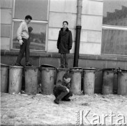 Lata 60., Warszawa, Polska.
Aktor Ludwik Halicz (kuca).
Fot. Irena Jarosińska, zbiory Ośrodka KARTA