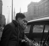 Lata 60., Warszawa, Polska.
Aktor Ludwik Halicz (drugi) na ulicy Marszałkowskiej w pobliżu Placu Zbawiciela.
Fot. Irena Jarosińska, zbiory Ośrodka KARTA