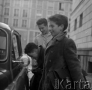 Lata 60., Warszawa, Polska.
Aktor Ludwik Halicz (z teczką).
Fot. Irena Jarosińska, zbiory Ośrodka KARTA