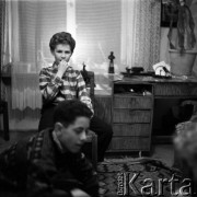 Lata 60., Warszawa, Polska.
Aktor Ludwik Halicz (siedzi na krześle).
Fot. Irena Jarosińska, zbiory Ośrodka KARTA