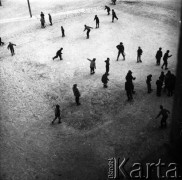 Lata 60., Warszawa, Polska.
Lodowisko.
Fot. Irena Jarosińska, zbiory Ośrodka KARTA