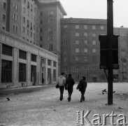 Lata 60., Warszawa, Polska.
Aktor Ludwik Halicz (pierwszy z prawej) na tyłach Placu Konstytucji. Z lewej budynek Plac Konstytucji 5, na wprost Plac Konstytucji 3 oraz Śniadeckich 10 (z prawej).
Fot. Irena Jarosińska, zbiory Ośrodka KARTA