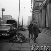 Lata 60., Warszawa, Polska.
Aktor Ludwik Halicz (z teczką) na Placu Konstytucji.
Fot. Irena Jarosińska, zbiory Ośrodka KARTA