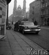 Lata 60., Warszawa, Polska.
Aktor Ludwik Halicz na ulicy Marszałkowskiej w pobliżu Placu Zbawiciela. W tle kościół Najświętszego Zbawiciela.
Fot. Irena Jarosińska, zbiory Ośrodka KARTA