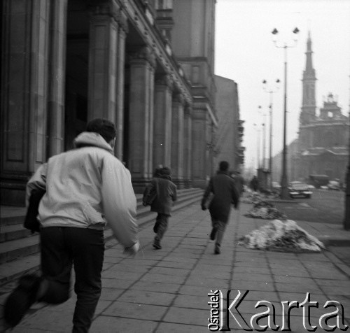 Lata 60., Warszawa, Polska.
Aktor Ludwik Halicz na ulicy Marszałkowskiej między Placem Konstytucji a Placem Zbawiciela.
Fot. Irena Jarosińska, zbiory Ośrodka KARTA