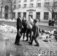 Lata 60., Warszawa, Polska.
Aktor Ludwik Halicz (pierwszy z prawej) w Alei Wyzwolenia . W tle budynek nr 15.
Fot. Irena Jarosińska, zbiory Ośrodka KARTA