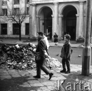Lata 60., Warszawa, Polska.
Aktor Ludwik Halicz (z prawej) w Alei Wyzwolenia. W tle budynek nr 15 (narożnik przy Placu Zbawiciela).
Fot. Irena Jarosińska, zbiory Ośrodka KARTA