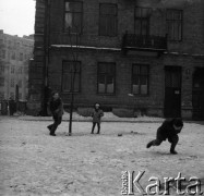 Lata 60., Warszawa, Polska.
Aktor Ludwik Halicz (z lewej) na podwórku na tyłach domu na Placu Konstytucji 5. W tle kamienica na ulicy Koszykowej 49a.
Fot. Irena Jarosińska, zbiory Ośrodka KARTA