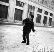 Lata 60., Warszawa, Polska.
Aktor Ludwik Halicz na podwórku na tyłach domu na Placu Konstytucji 5.
Fot. Irena Jarosińska, zbiory Ośrodka KARTA