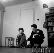 Lata 60., Warszawa, Polska.
Aktor Ludwik Halicz (z lewej).
Fot. Irena Jarosińska, zbiory Ośrodka KARTA