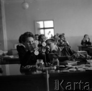 Lata 60., Warszawa, Polska.
Aktor Ludwik Halicz (z lewej).
Fot. Irena Jarosińska, zbiory Ośrodka KARTA