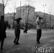 Lata 60., Warszawa, Polska.
Aktor Ludwik Halicz (w środku) na Placu Konstytucji.
Fot. Irena Jarosińska, zbiory Ośrodka KARTA