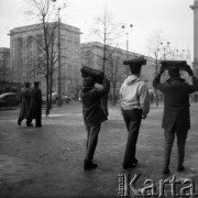 Lata 60., Warszawa, Polska.
Aktor Ludwik Halicz (pierwszy z lewej) na Placu Konstytucji.
Fot. Irena Jarosińska, zbiory Ośrodka KARTA 

