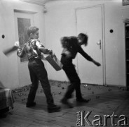 Lata 60., Warszawa, Polska.
Aktor Ludwik Halicz (z lewej).
Fot. Irena Jarosińska, zbiory Ośrodka KARTA
