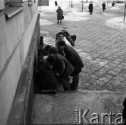 Lata 60., Warszawa, Polska.
Aktor Ludwik Halicz (stoi, na pierwszym planie).
Fot. Irena Jarosińska, zbiory Ośrodka KARTA