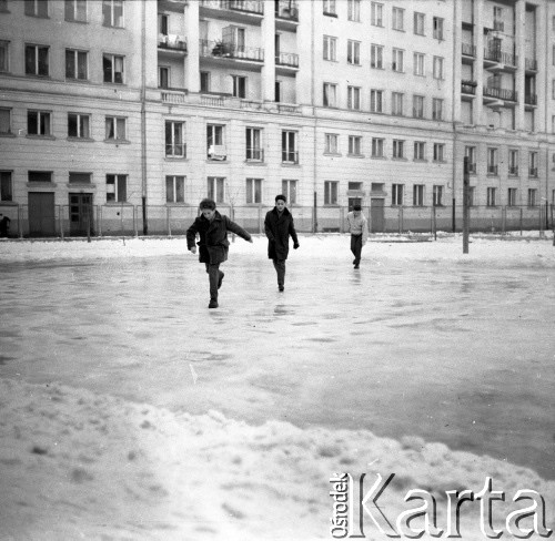 Lata 60., Warszawa, Polska.
Aktor Ludwik Halicz (z przodu) na lodowisku przy Zespole Szkół nr 60 na ulicy Sempołowskiej 4. W tle tyły domu w Alei Wyzwolenia 7/9/11.
Fot. Irena Jarosińska, zbiory Ośrodka KARTA