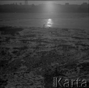 Lata 60., Warszawa, Polska.
Aktor Ludwik Halicz nad Wisłą.
Fot. Irena Jarosińska, zbiory Ośrodka KARTA