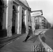 Lata 60., Warszawa, Polska.
Aktor Ludwik Halicz przy Komorze Wodnej na ulicy Kłopotowskiego 1/3 - ujęcie w kierunku wschodnim. W tle narożnik kamienicy przy wylocie ulicy Panieńskiej.
Fot. Irena Jarosińska, zbiory Ośrodka KARTA