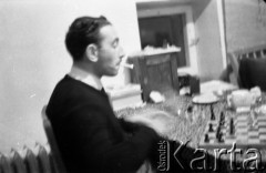 Lata 50. lub 60., Polska.
Stanisław Pieniążek - mąż fotografki Ireny Jarosińskiej.
Fot. Irena Jarosińska, zbiory Ośrodka KARTA