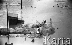Lata 50. lub 60., Polska.
Ulica pod wodą.
Fot. Stanisław Pieniążek, zbiory Ośrodka KARTA