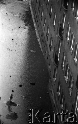 Lata 50. lub 60., Polska.
Ulica pod wodą.
Fot. Stanisław Pieniążek, zbiory Ośrodka KARTA