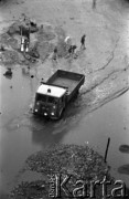 Lata 50. lub 60., Polska.
Ulica pod wodą.
Fot. Stanisław Pieniążek, zbiory Ośrodka KARTA