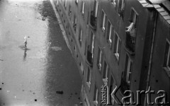 Lata 50. lub 60., Polska.
Ulica pod wodą.
Fot. Stanisław Pieniążek, zbiory Ośrodka KARTA