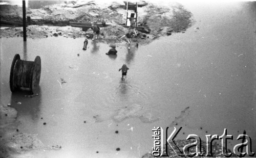 Lata 50. lub 60., Polska.
Ulica pod wodą.
Fot. Stanisław Pieniążek, zbiory Ośrodka KARTA